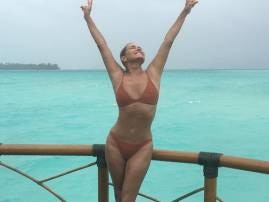 Yolanda Hadid flaunts bikini body at 52 Yolanda Hadid flaunts bikini body at 52