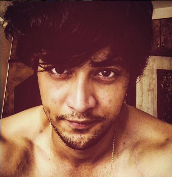 AHEMM…..It's a good news for the fans of Kinshuk that he is not dating anyone currently! 
