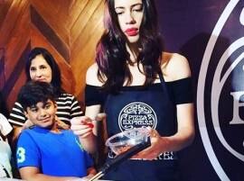 Kalki Koechlin's 'pizza date' in capital Kalki Koechlin's 'pizza date' in capital