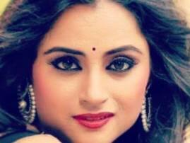 Madirakshi meets six-year-old fan on 'Siya Ke Ram' set Madirakshi meets six-year-old fan on 'Siya Ke Ram' set