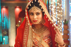 Rozyln Khan attacks Mouni Roy, calls her COPY CAT and OLD-FASHIONED!