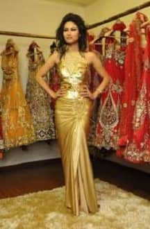 Rozlyn took a dig at Mouni on micro-blogging site Twitter and accused her of copying her style. Not only this, the model also called her old-fashioned