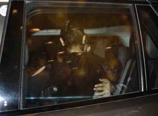 Now let’s have a look at the pictures which were taken when the duo was captured while Kissing!