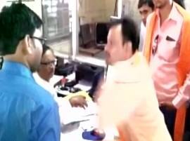 SHOCKING VIDEO: Shiv Sena worker, friend seen slapping bank employee  SHOCKING VIDEO: Shiv Sena worker, friend seen slapping bank employee