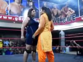 Video: Dressed in salwar kameez, this Punjabi woman pulls down a wrestler with ease