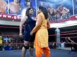 Video: Dressed in salwar kameez, this Punjabi woman pulls down a wrestler with ease Video: Dressed in salwar kameez, this Punjabi woman pulls down a wrestler with ease