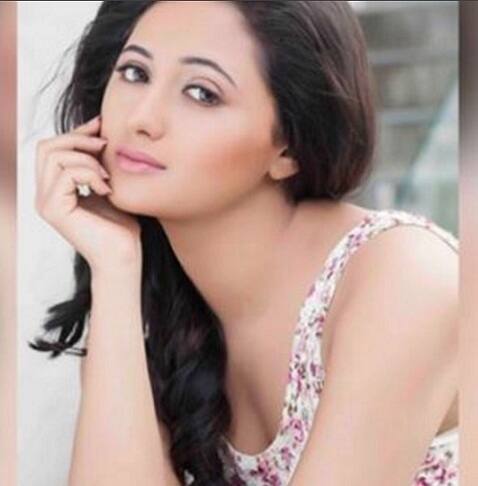 रश्मी देसाईचा ग्लॅमरस लूक व्हायरल