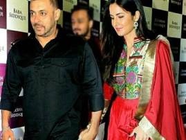 SHOCKING: Salman-Katrina walk hand in hand after iftaar party!