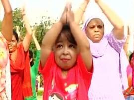 Nagpur: World's smallest living woman Jyoti Amge takes part in yoga session  Nagpur: World's smallest living woman Jyoti Amge takes part in yoga session