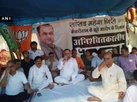 Maheish Girri celebrates Yoga day outside Kejriwal's house Maheish Girri celebrates Yoga day outside Kejriwal's house