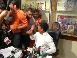 Delhi police detain AAP MLA Dinesh Mohaniya from middle of his press conference Delhi police detain AAP MLA Dinesh Mohaniya from middle of his press conference
