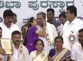 Woman kisses Karnataka CM Siddaramaiah during public meeting Woman kisses Karnataka CM Siddaramaiah during public meeting