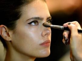 Men think women with make up are 'prestigious': study Men think women with make up are 'prestigious': study