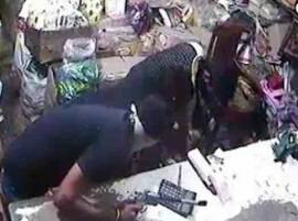 Caught in cam: Watch armed robbers loot cash from shop in Delhi Caught in cam: Watch armed robbers loot cash from shop in Delhi