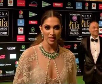 Those smokey gorgeous eyes and light pink lips won many hearts. 