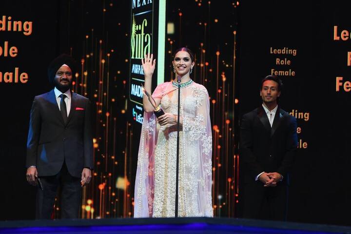 With the hair pulled back, no one could take their eyes off Deepika and her gorgeous attire. 