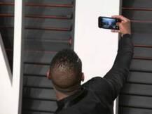 Man ties a knot with smartphone in Las Vegas