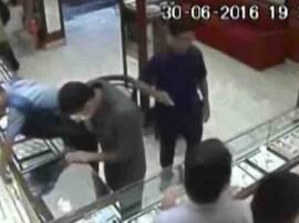 Watch loot at jewellery shop in West Bengal caught on camera  Watch loot at jewellery shop in West Bengal caught on camera