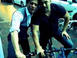 BHAI BHAI: Shah Rukh Khan and Salman Khan enjoy a ride together giving a message to all of us! BHAI BHAI: Shah Rukh Khan and Salman Khan enjoy a ride together giving a message to all of us!