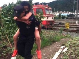 Leap of romance: Love-struck woman jumps off train to meet her boyfriend   Leap of romance: Love-struck woman jumps off train to meet her boyfriend