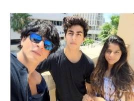 SRK reacts on Suhana's bikini-clad pic SRK reacts on Suhana's bikini-clad pic