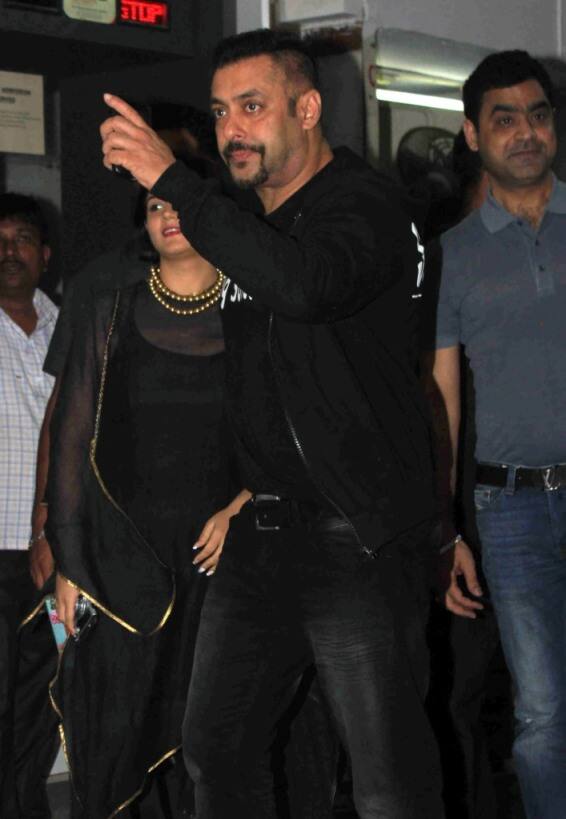 Salman Khan also attended the premiere of theatre act ‘Begum Jaan’!