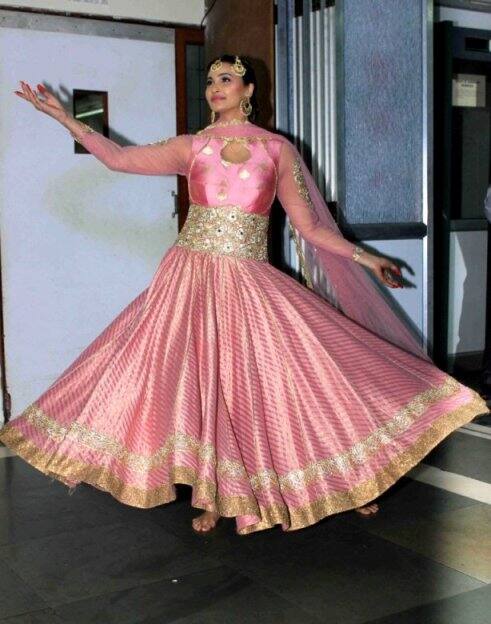 Daisy Shah was looking beautiful in Pink Anarkali suit!