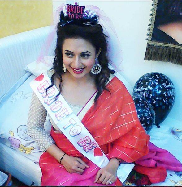 In a Red-pink saree, Divyanka looked stunning!