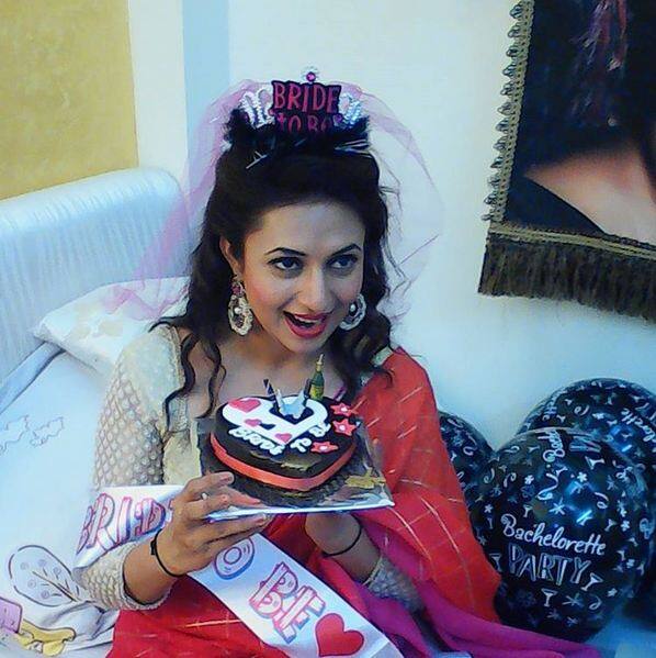 Considering the actress’s busy schedule, the party was held in the vanity van!