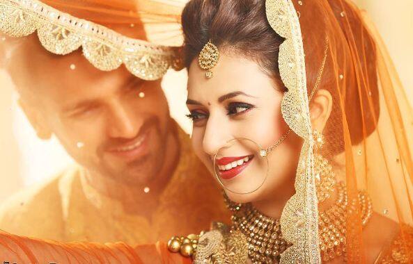 And now we happened to come across this adorable click of Divek. The snap reminds us of popular song 'Chaand Chupa Baadal Mein' from Salman-Aishwarya's super-hit flick 'Hum Dil De Chuke Sanam'!