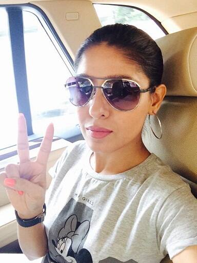 The movie is about a seemingly bored housewife who gets down to her routine chores when the family members are away. But with the house all to herself, she begins amusing herself by having some 'alone time' fun, when suddenly there is a break in and she must do her best to protect herself