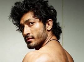 Vidyut Jamwal injured while filming action sequence in `Commando 2` Vidyut Jamwal injured while filming action sequence in `Commando 2`