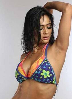 41ની ઉંમરે બૉલ્ડ થઇ હૉટ એક્ટ્રેસ, એકદમ ડીપ નેક ડ્રેસ પહેરીને કેમેરાની સામે આપ્યા હૉટ પૉઝ, જુઓ........