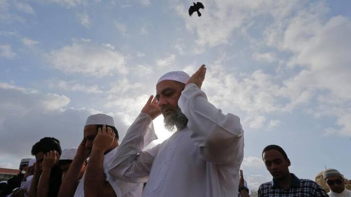 People in Sri Lanka offer Eid-al-Fitr prayers. (Source: AP)