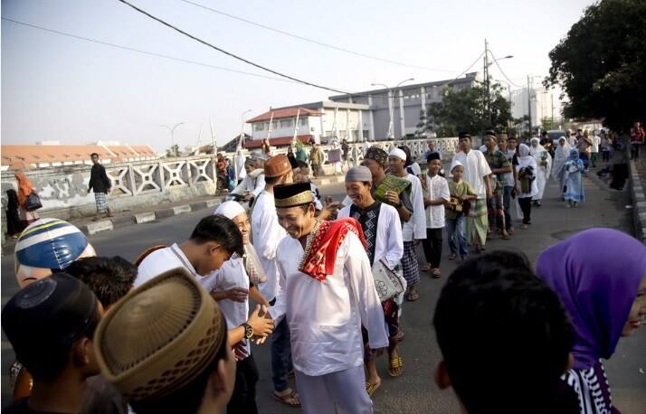 Indonesian muslims celebrate in Indonesia. (Source: AP)