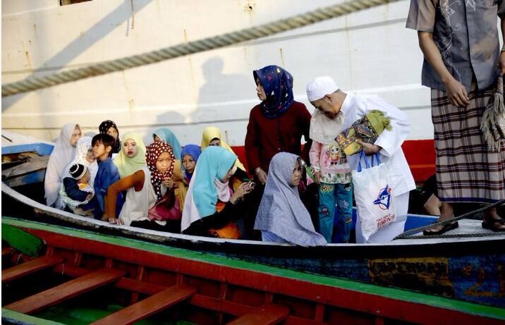 Muslims arrived on boats to attend the prayers, in Jkarta, Indonesia. (Source: AP)