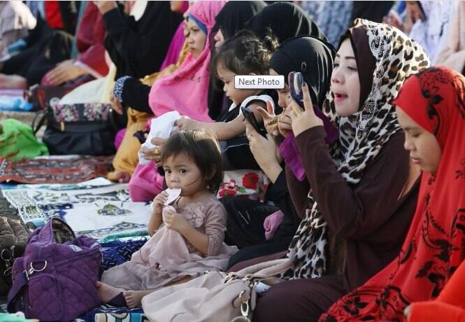 Muslims gather in a local park to celebrate in Manila, Philippines. (Source: AP)