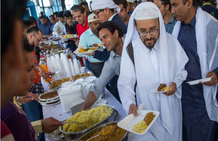 Muslims receive food after the prayers in Mexico city. (Source: AP)