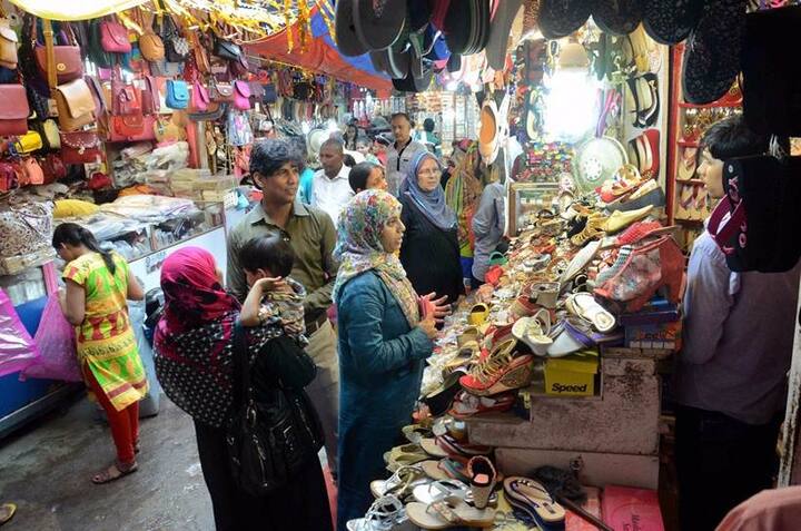 Muslims shop in PAatna on the occasion of Eid. (Source: PTI)