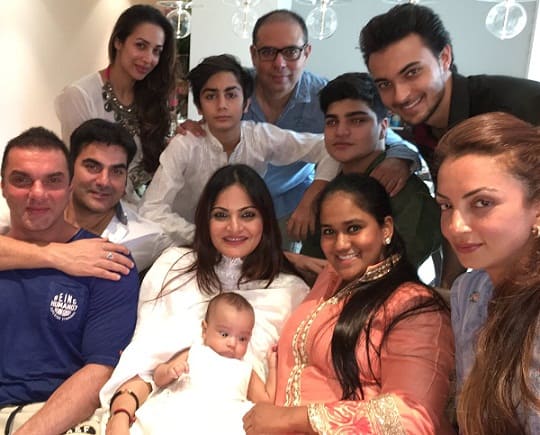 In the pic, we can see Arbaaz, Sohail, Maliaka, Seema Khan(wife of Sohail) along with Arpita and Alvira and their respective husbands