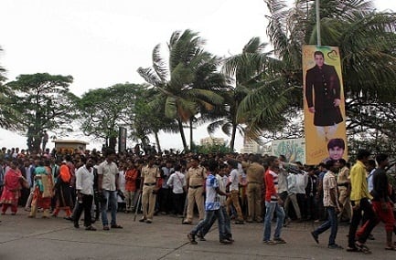 Fans await for the glimpse of Bollywood actor Salman Khan during the Eid al-Fitr celebrations in Mumbai on July 7, 2016. (Gautam Salvi/ SOLARIS IMAGES)