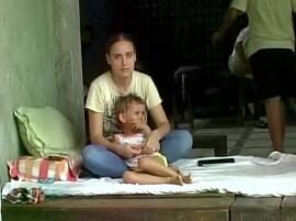 Agra (UP): Russian daughter-in-law sits at the door step of her in laws in protest against her mother-in-law Agra (UP): Russian daughter-in-law sits at the door step of her in laws in protest against her mother-in-law