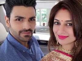 Divyanka Tripathi's post-wedding selfie with hubby Vivek is the most adorable thing you will see today!  Divyanka Tripathi's post-wedding selfie with hubby Vivek is the most adorable thing you will see today!