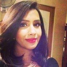 Pakistani Woman Pulls Off A 'Queen', Shares Hilarious Photo Album Of The Honeymoon She Had To Go On Alone