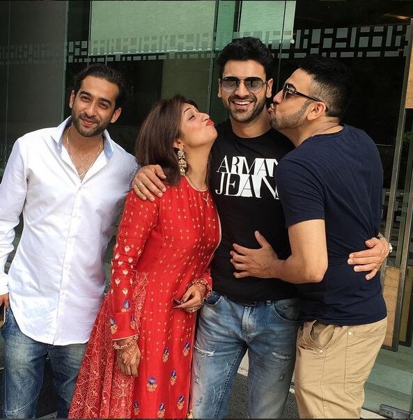 Now this picture is filled with cuteness! And the caption given was “Besties in one frame”.