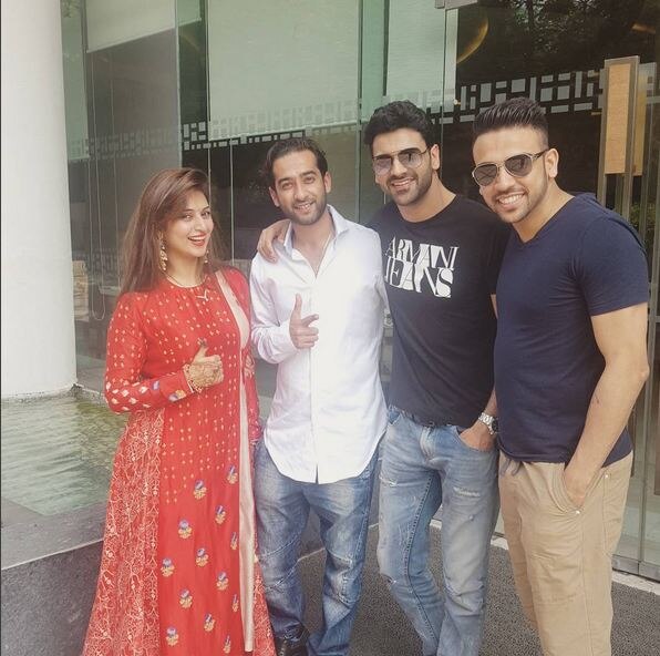 Seems like new Bride has got along with them quiote really well.