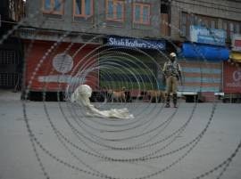 Militant hiding in mob kills Kashmir policeman Militant hiding in mob kills Kashmir policeman
