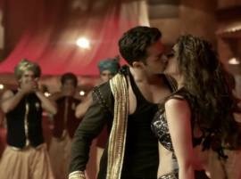 Kiss in 'Jaaneman Aah' was Varun's idea: Parineeti Chopra Kiss in 'Jaaneman Aah' was Varun's idea: Parineeti Chopra