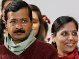 Delhi CM Kejriwal’s I-T officer wife takes voluntary retirement   Delhi CM Kejriwal’s I-T officer wife takes voluntary retirement