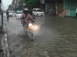 Rains throw traffic out of gear in Delhi Rains throw traffic out of gear in Delhi